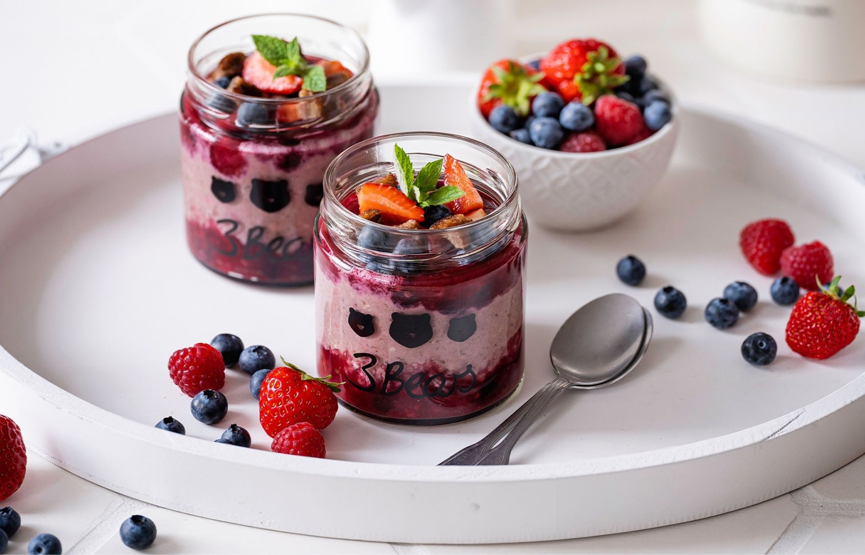 Overnight Oats mit Erdbeeren und Blaubeeren